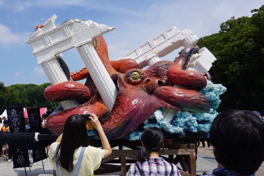 パルテノン神殿と大タコ